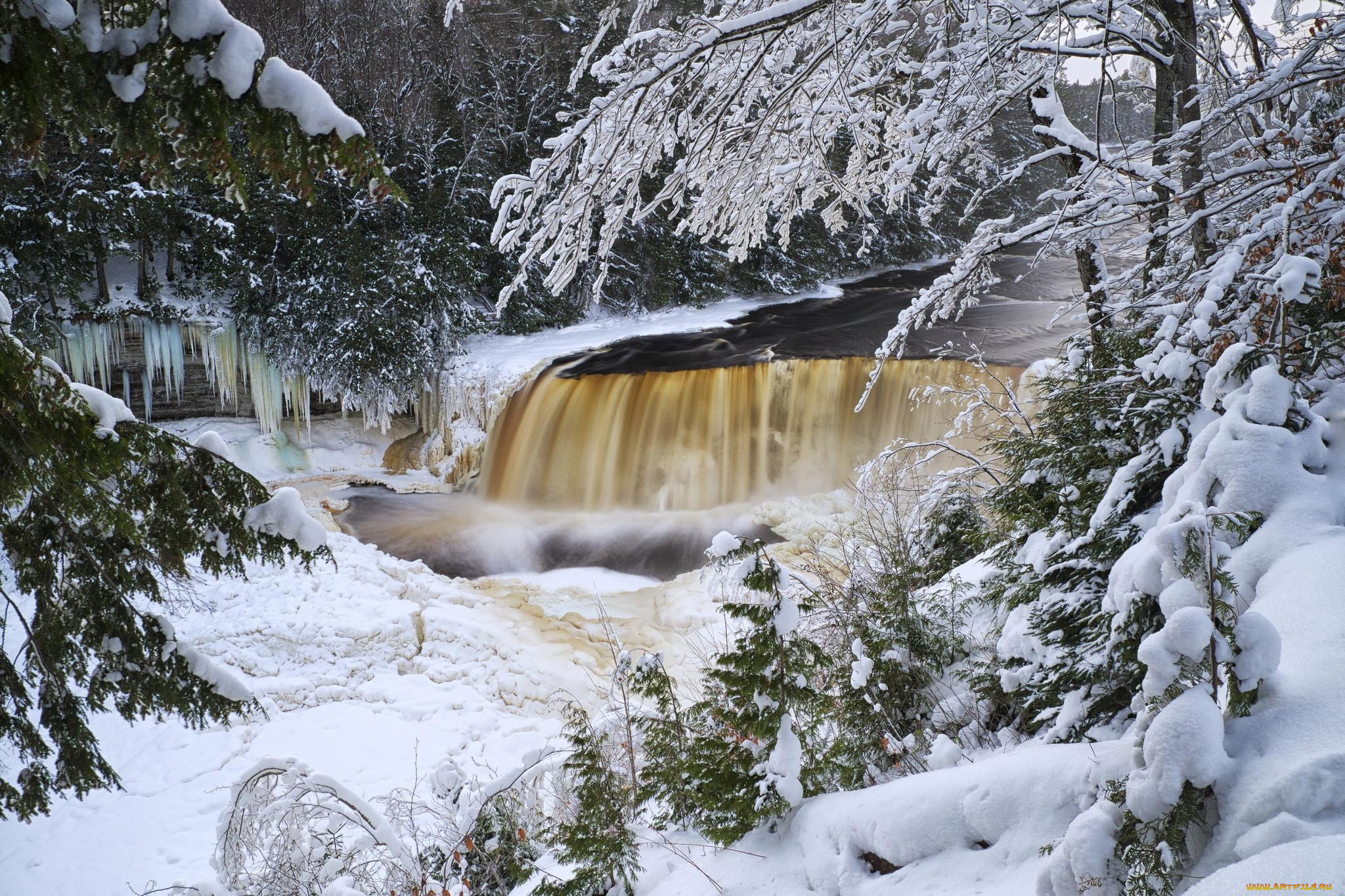 Winter falls. Рускеальские водопады зимой. Водопад зима. Красивый зимний водопад. Водопад зимой в лесу.